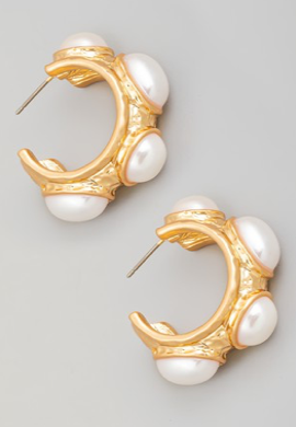 Oval pearl earring